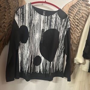 Chic Black and White Long Sleeve Top